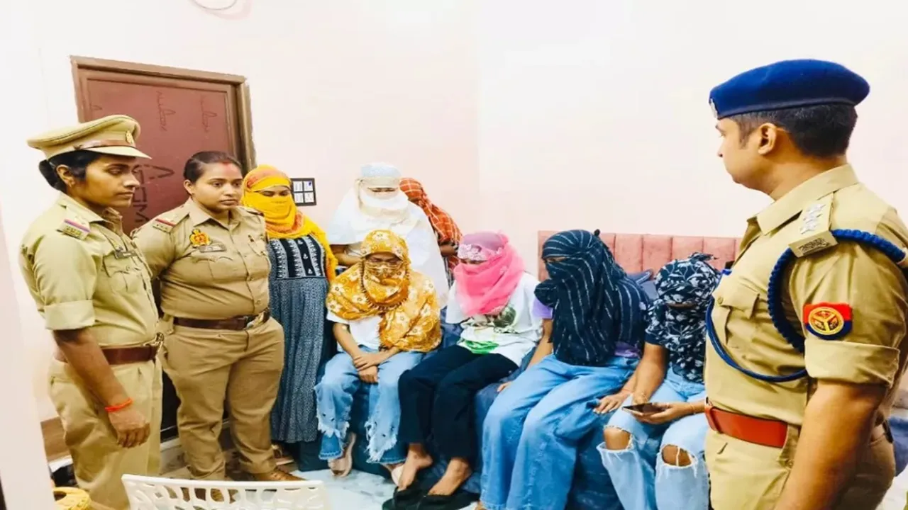 वाराणसी: होटल की आड़ में चल रहे देह व्यापार का पुलिस ने किया भंडाफोड़, होटल मैनेजर समेत 16 गिरफ्तार