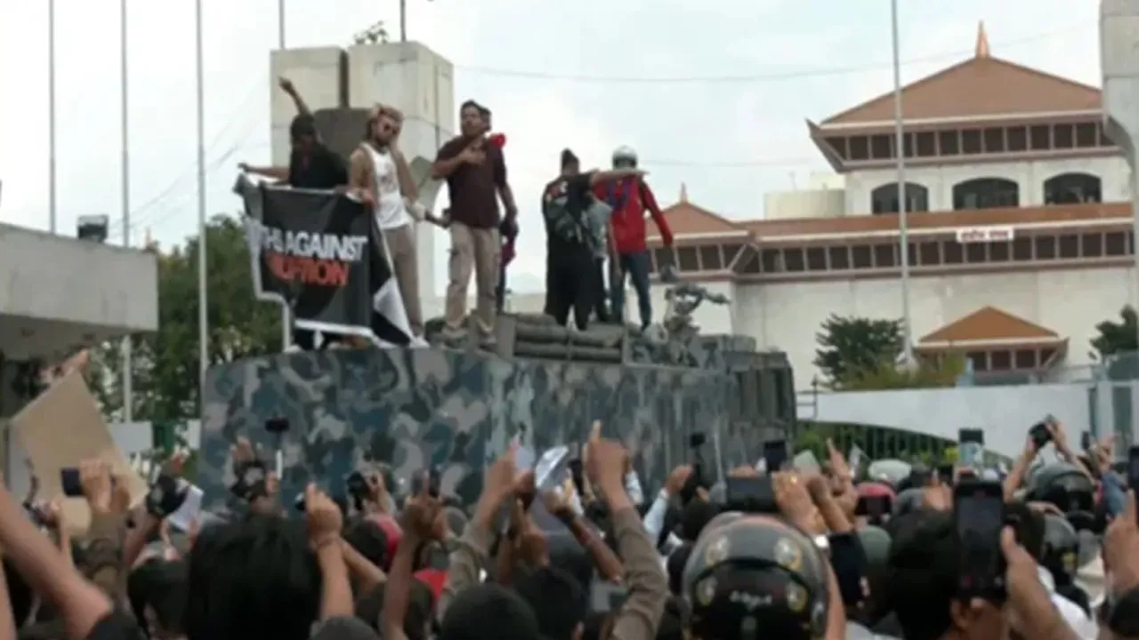 Nepal Gen Z protest: नेपाल में हिंसक प्रदर्शन के चलते हजारों भारतीय टूरिस्ट फंसे, होटलों पर पुलिस का पहरा