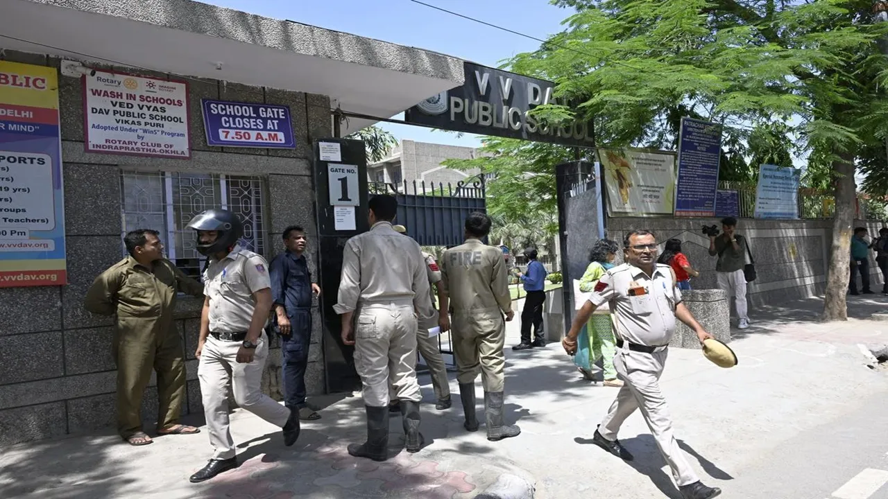 Delhi Bomb Threat : मुख्यमंत्री सचिवालय, मौलाना आजाद मेडिकल कॉलेज, यूसीएमएस को बम से उड़ाने की धमकी 