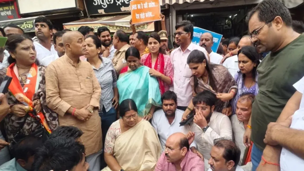 इटावा में भिड़े भाजपा और कांग्रेस समर्थक, जमकर हुआ पथराव, 8 हिरासत में 