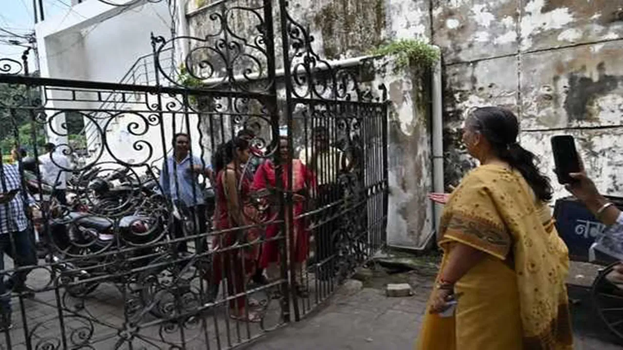 Lucknow Mayor: औचक निरीक्षण में अपर नगर आयुक्त और चीफ इंजीनियर नदारद, लखनऊ महापौर ने जड़ा ताला, अटेंडेंस रजिस्टर भी किया जब्त 