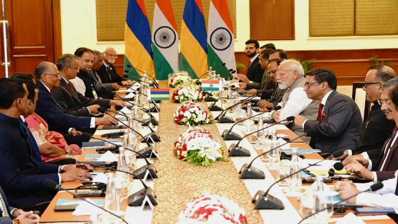 PM Modi Varanasi visit मॉरीशस के लिए विशेष आर्थिक पैकेज का ऐलान कर बोले प्रधानमंत्री मोदी- अलग देश, पर सपने एक...