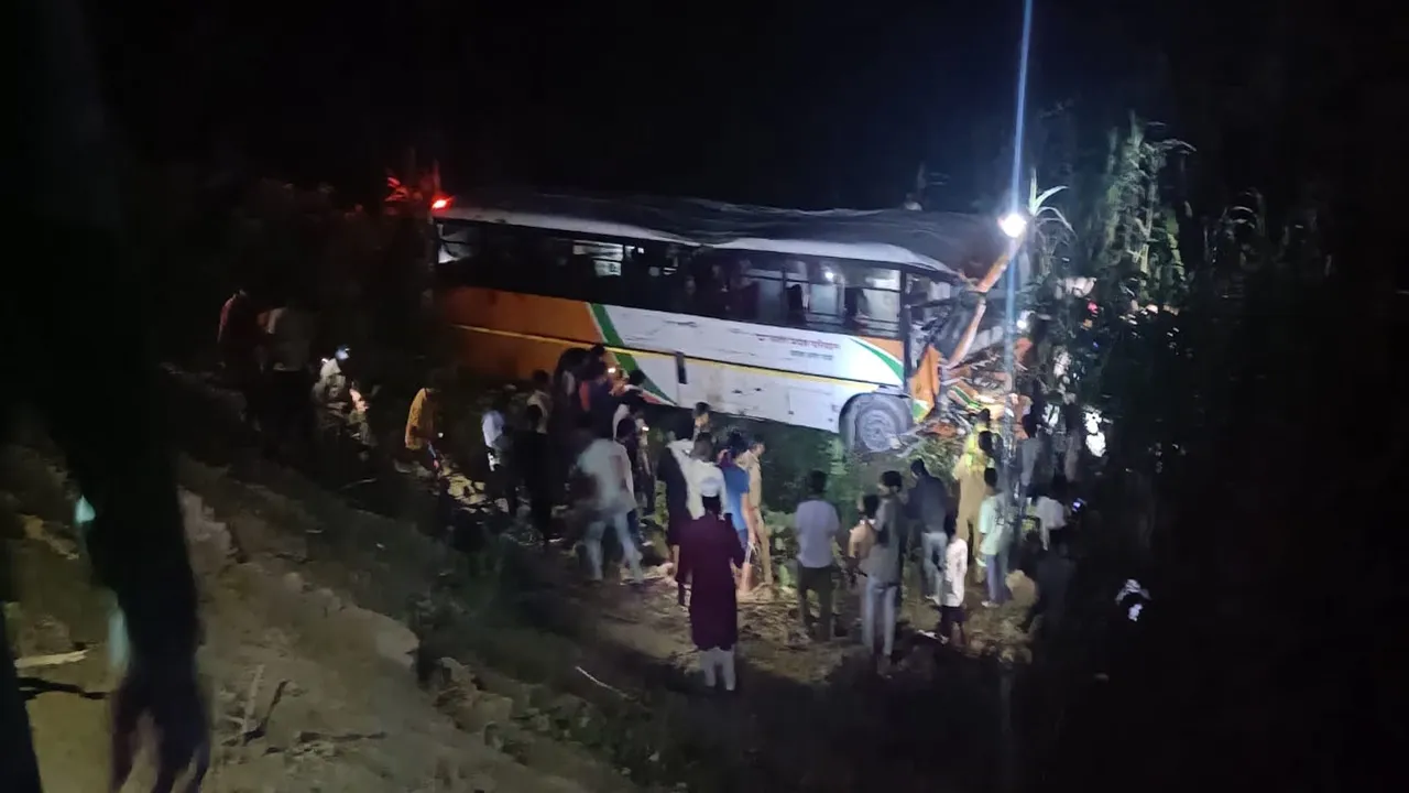  लखनऊ में भीषण हादसा: टैंकर से टकराने के बाद खाईं में गिरी बस, 5 लोगों की मौत, 10 अन्य जख्मी 