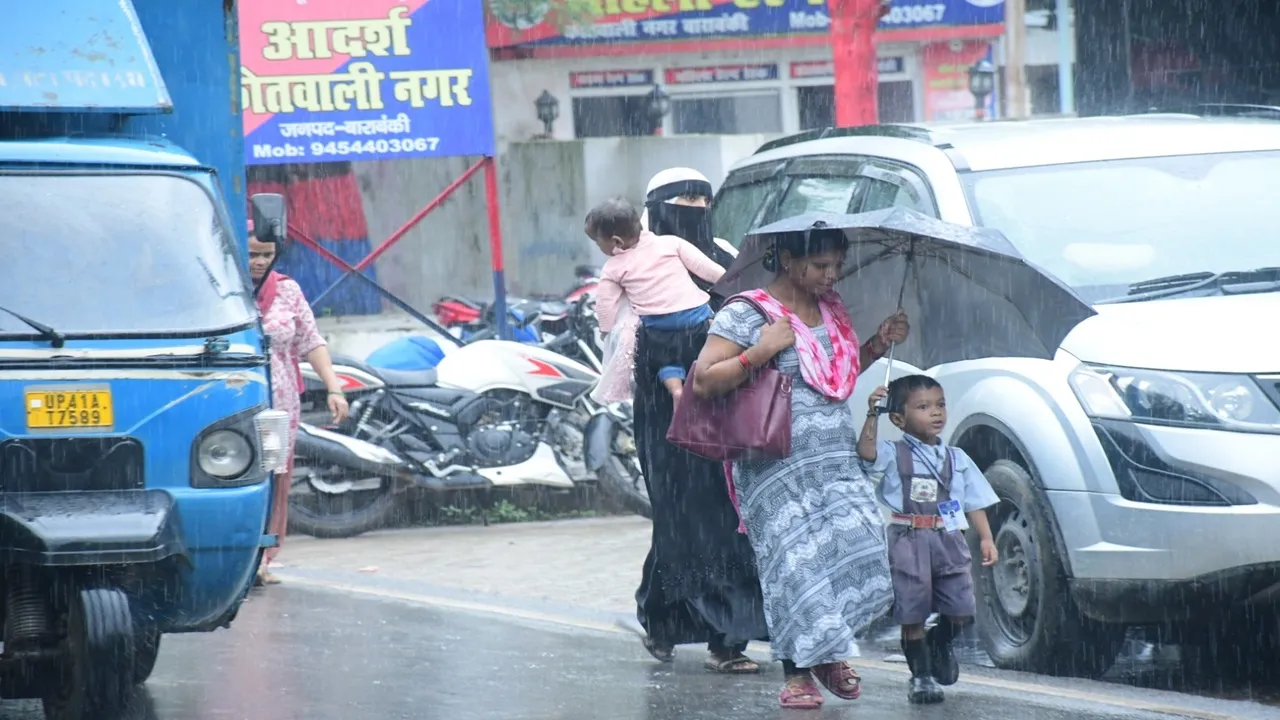 Barabanki Weather : झमाझम बारिश ने दिखाए कई रंग, बिजली गिरने से गुल रही बिजली, त्वचा और बुखार रोगों के बढ़े मरीज