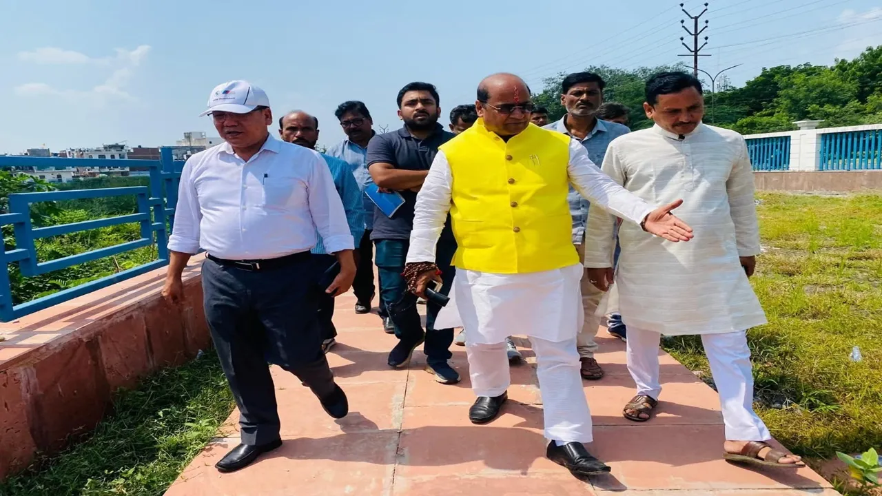 कानपुर: लक्ष्मण झूला की तर्ज पर मामा तालाब में बनेगा झूला, KDA के अधिकारियों ने विधायक संग किया निरीक्षण