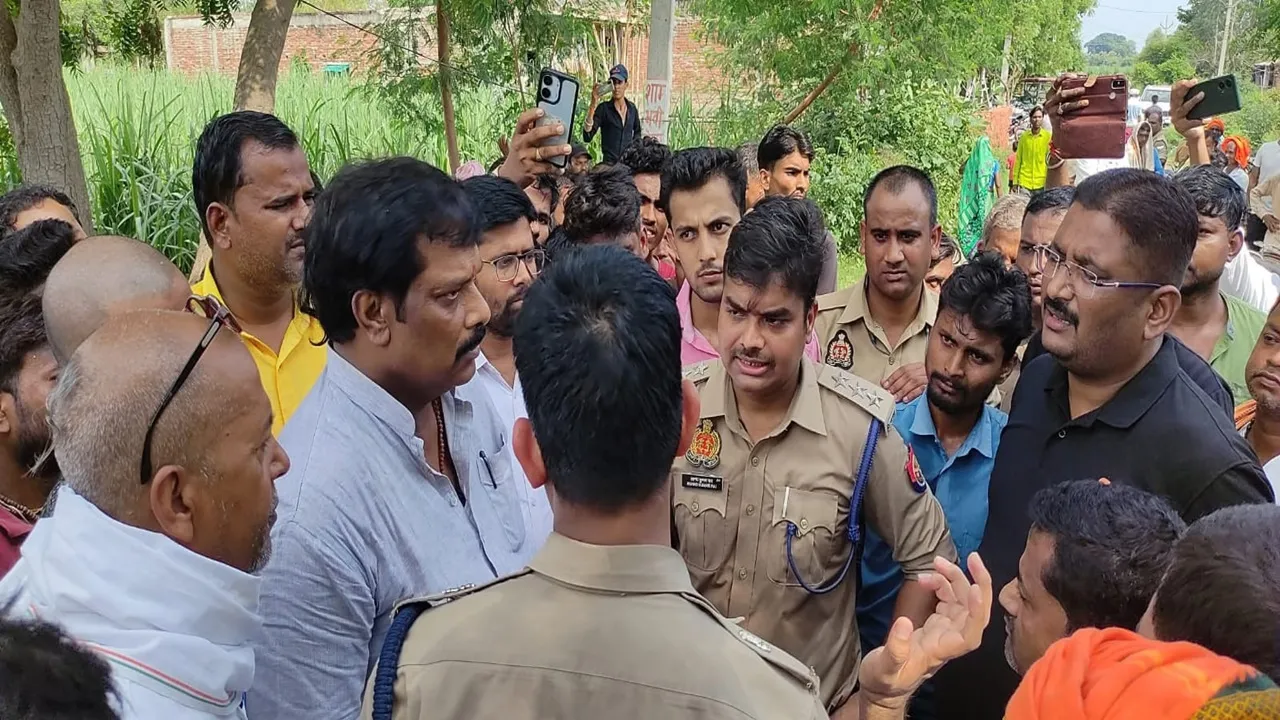 गोंडा: जंगल में लकड़ी काटने गए बुजुर्ग की हत्या, बेटे की हालत‌ गंभीर, भड़के ग्रामीणों ने सड़क पर शव रखकर किया प्रदर्शन 