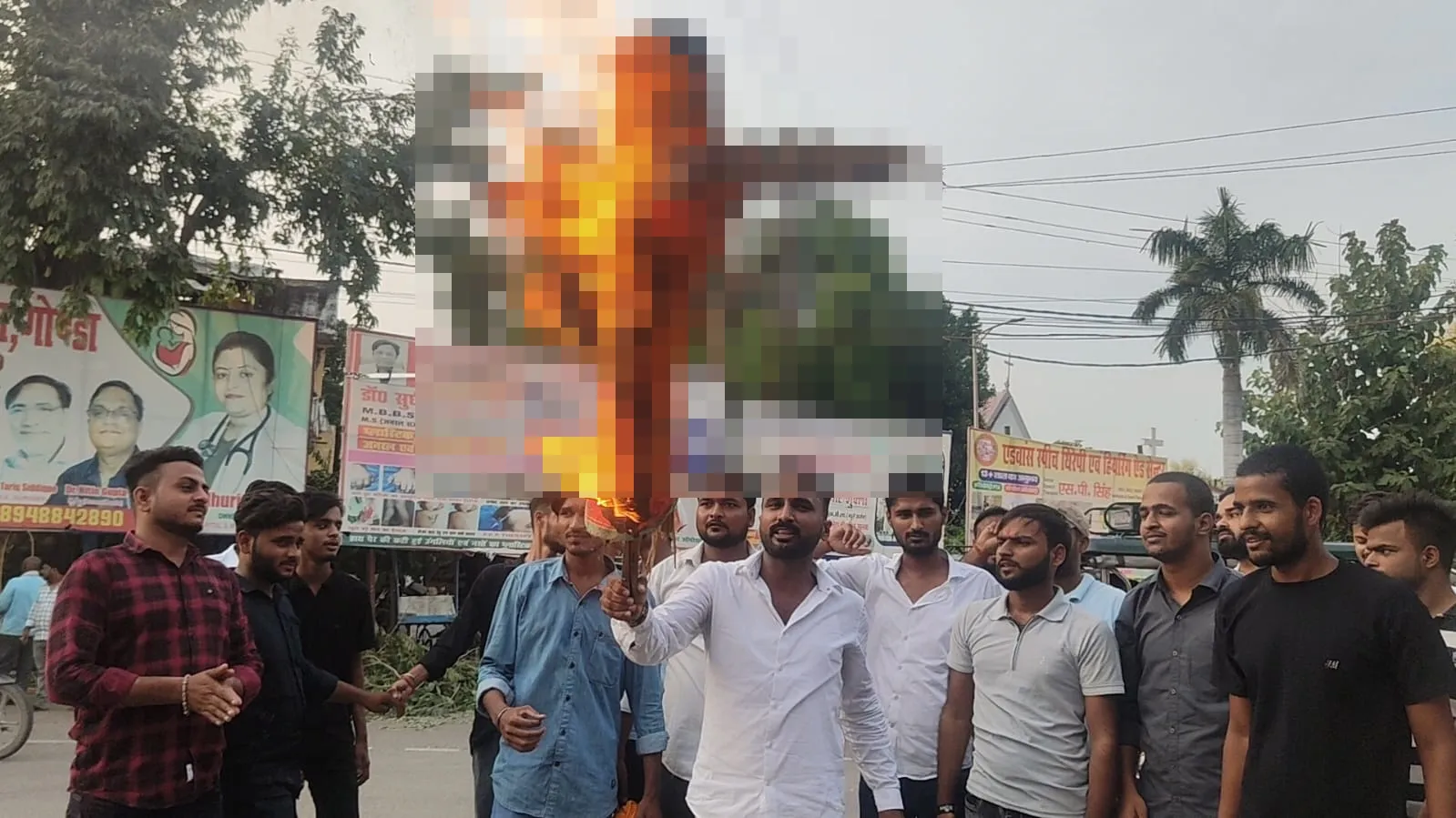 गोंडा: भाजपा युवा मोर्चा के कार्यकर्ताओं ने फूंका सीएमओ का पुतला, हटाने की मांग 