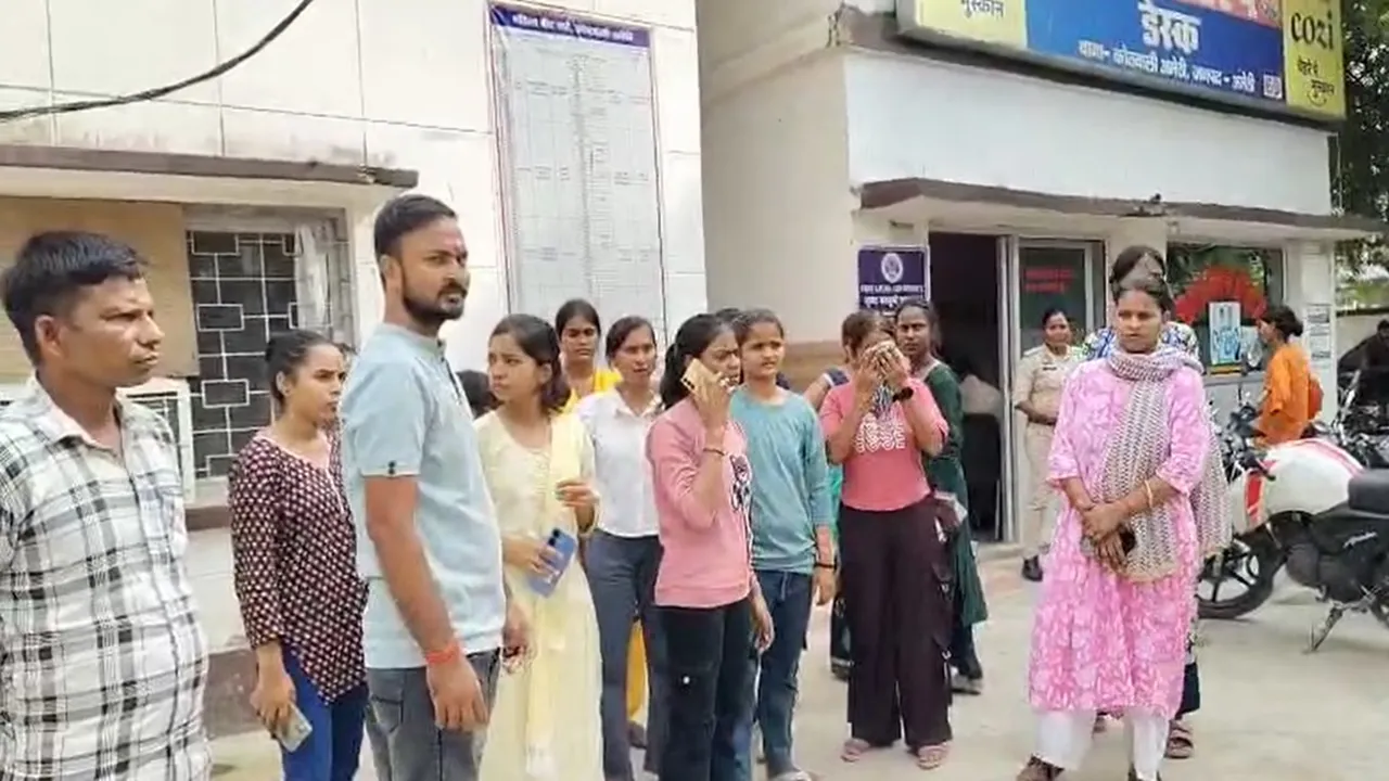 अमेठी पैरामेडिकल कॉलेज पर छात्राओं ने लगाया लाखों की ठगी का आरोप, थाने की किया घेराव, जानें पूरी मामला