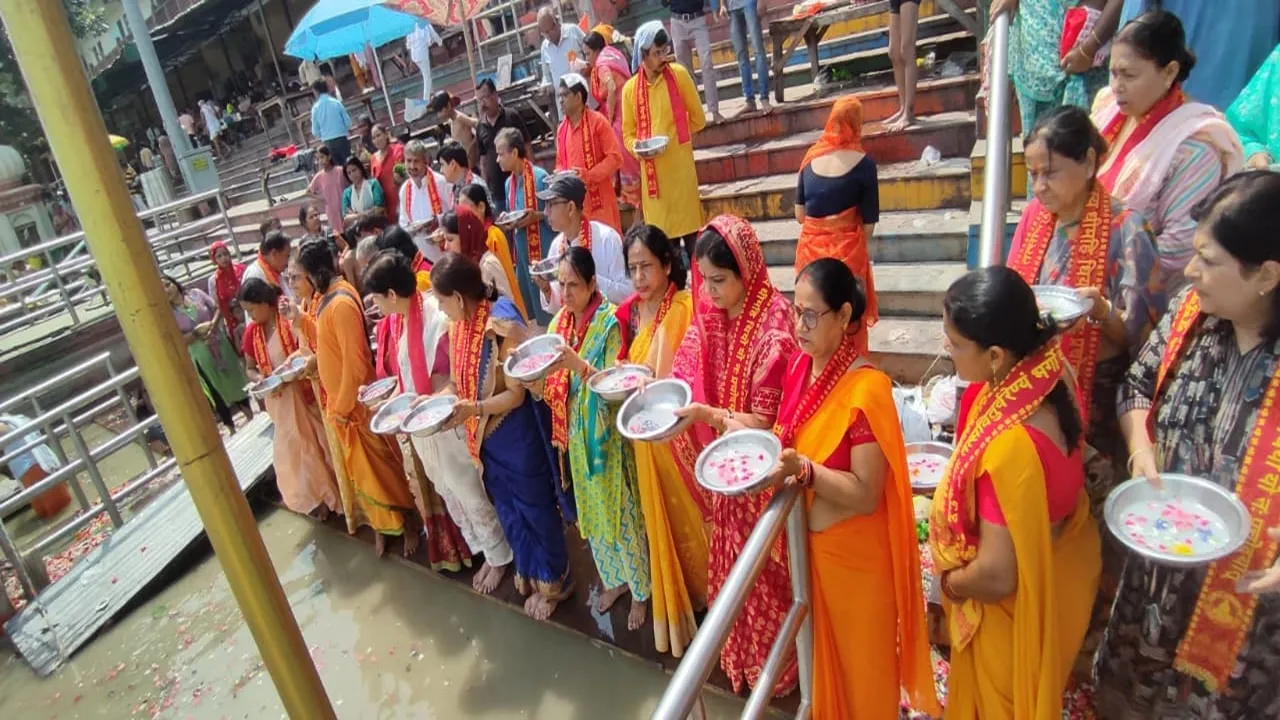 कानपुर: कुरीतियों का तर्पण करने गंगा तट पर उतरीं महिलाएं, पिंडदान कर मोक्ष की कामना की 
