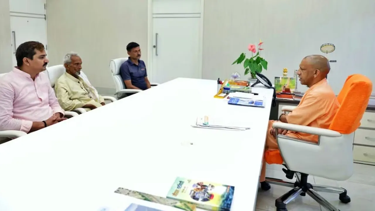 गाजीपुर नोनहरा कांड: मुख्यमंत्री योगी ने मृतक के परिजनों से की मुलाकात, कहा- दोषियों के खिलाफ होगी कड़ी कार्रवाई   