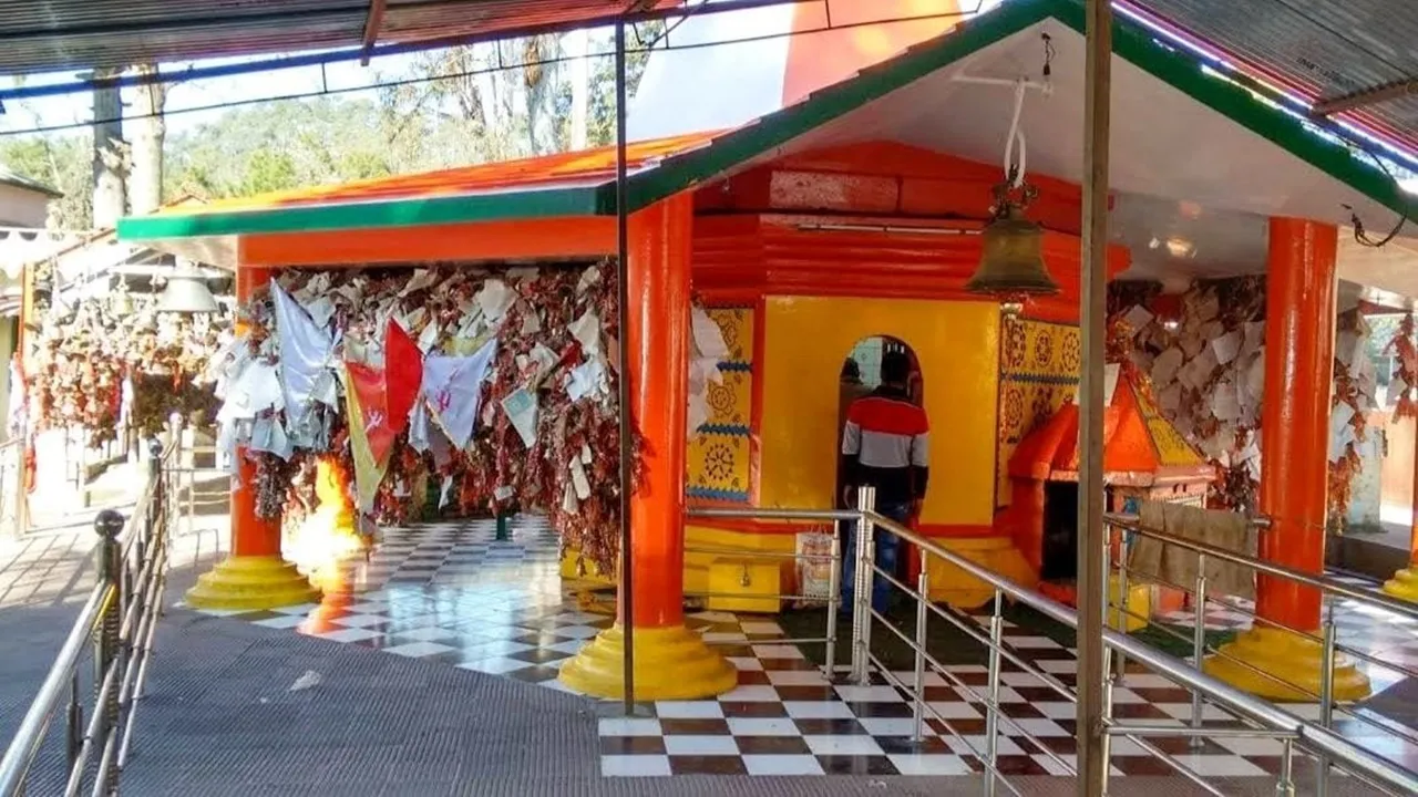 चितई गोल्ज्यू देवता:  यहां अर्जी लगाने से मिलता है न्याय, मनोकामना पूरी होने पर लोग चढ़ाते हैं घंटियां