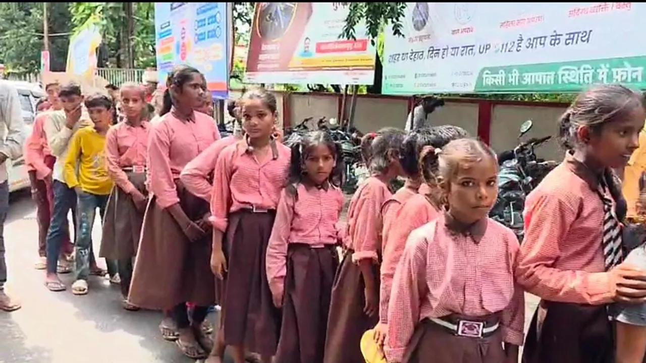 Gonda News: 2 किमी दूर अटैच कर दिया स्कूल, डीएम कार्यालय पहुंच बच्चों ने बताई परेशानी 