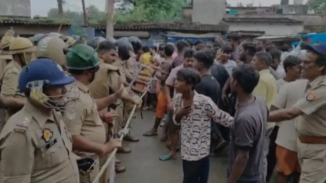 Gorakhpur News: पशु तस्करों ने की युवक की हत्या, ग्रामीणों की पुलिस से झड़प, अधिकारी घायल 