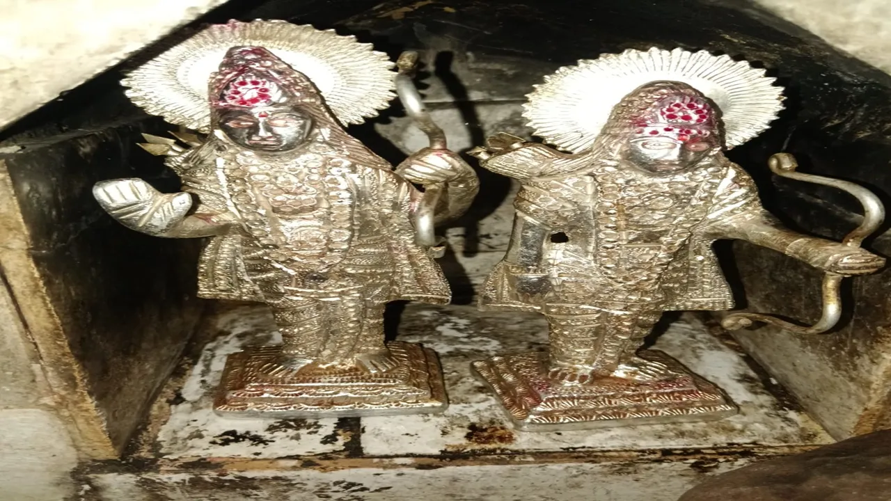 अमेठी: प्राचीन मंदिर में अचानक प्रकट हुईं चांदी की मूर्तियां, भक्तों में आस्था और कौतूहल