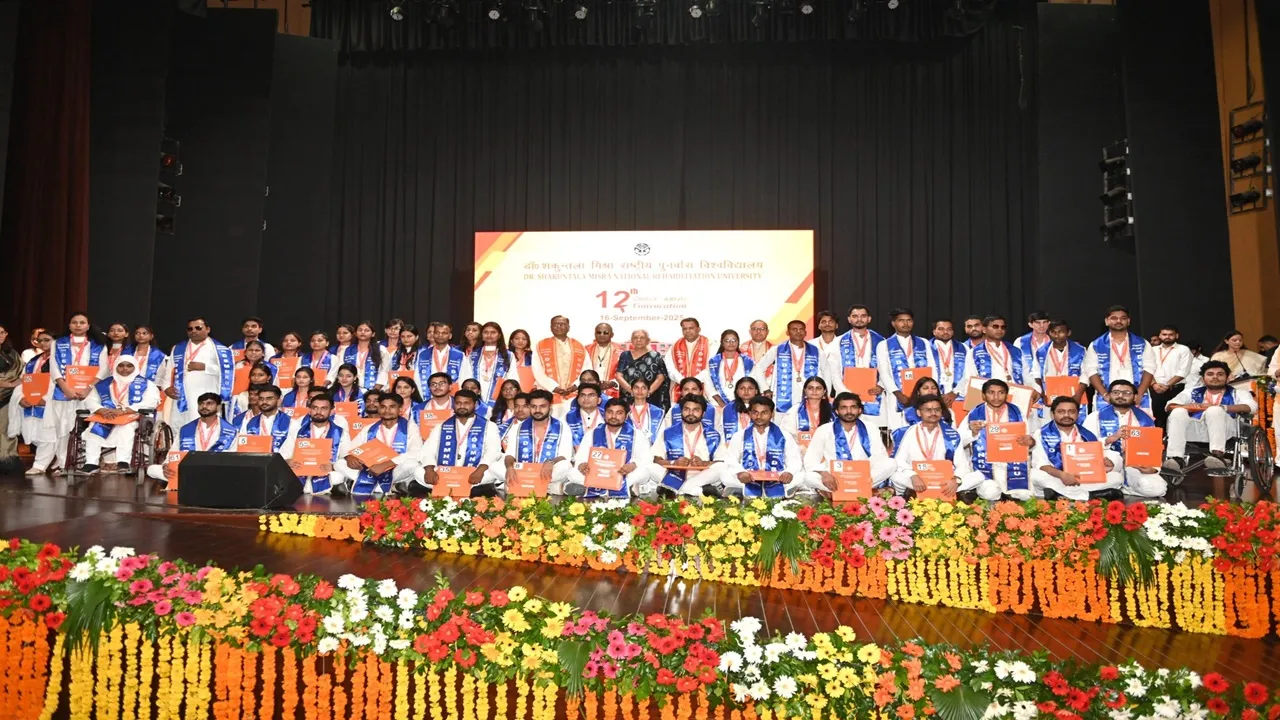 कुलाधिपति और कुलपति मेडल से विभूषित हुए विद्यार्थी, पुनर्वास विश्वविद्यालय में 166 पदक किए गए वितरित