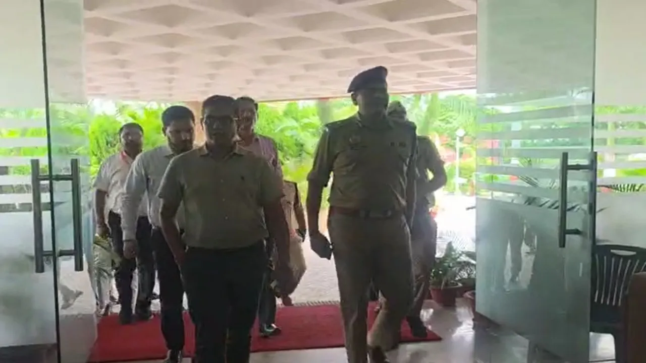 बाराबंकी में लाठीचार्ज पर सीएम योगी नाराज, अयोध्या मंडलायुक्त और आईजी छानबीन के लिए पहुंचे रामस्वरूप विश्वविद्यालय