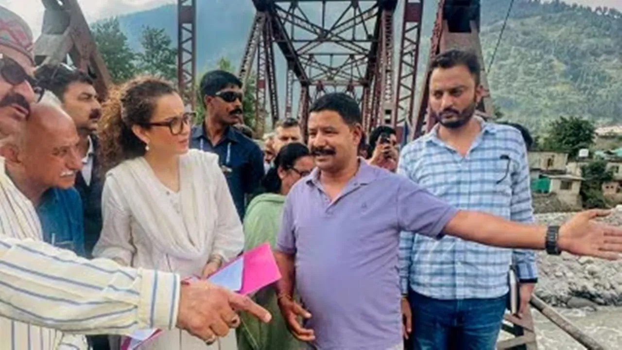 मनाली में लगे 'Kangana Go Back' के नारे, बारिश प्रभावित क्षेत्र का निरीक्षण करने गई थीं सांसद कंगना रनौत