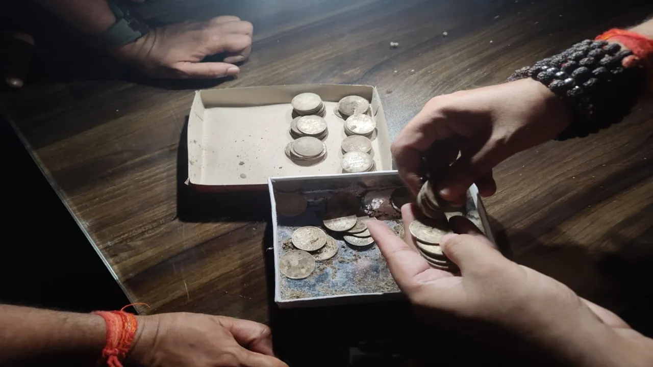 लोधेश्वर महादेवा धाम: कॉरिडोर निर्माण के दौरान मिले चांदी के सिक्के, इलाके में मचा हड़कंप