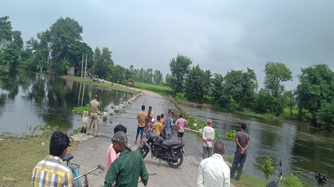 Barabanki News: पानी में डूबा चौरारी पुल, बंद हुआ आवागमन 