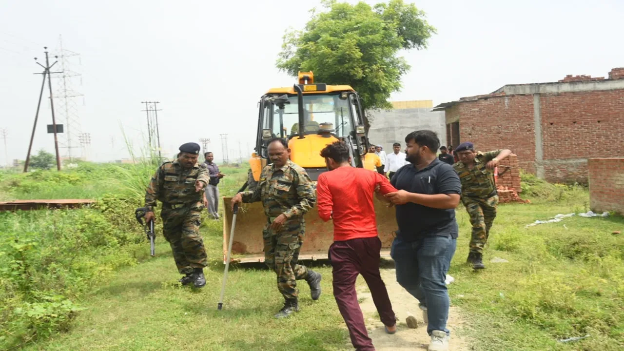 Kanpur News: अवैध निर्माण धराशायी, बुलडोजर के सामने आया युवक, केडीए ने की बड़ी कार्रवाई