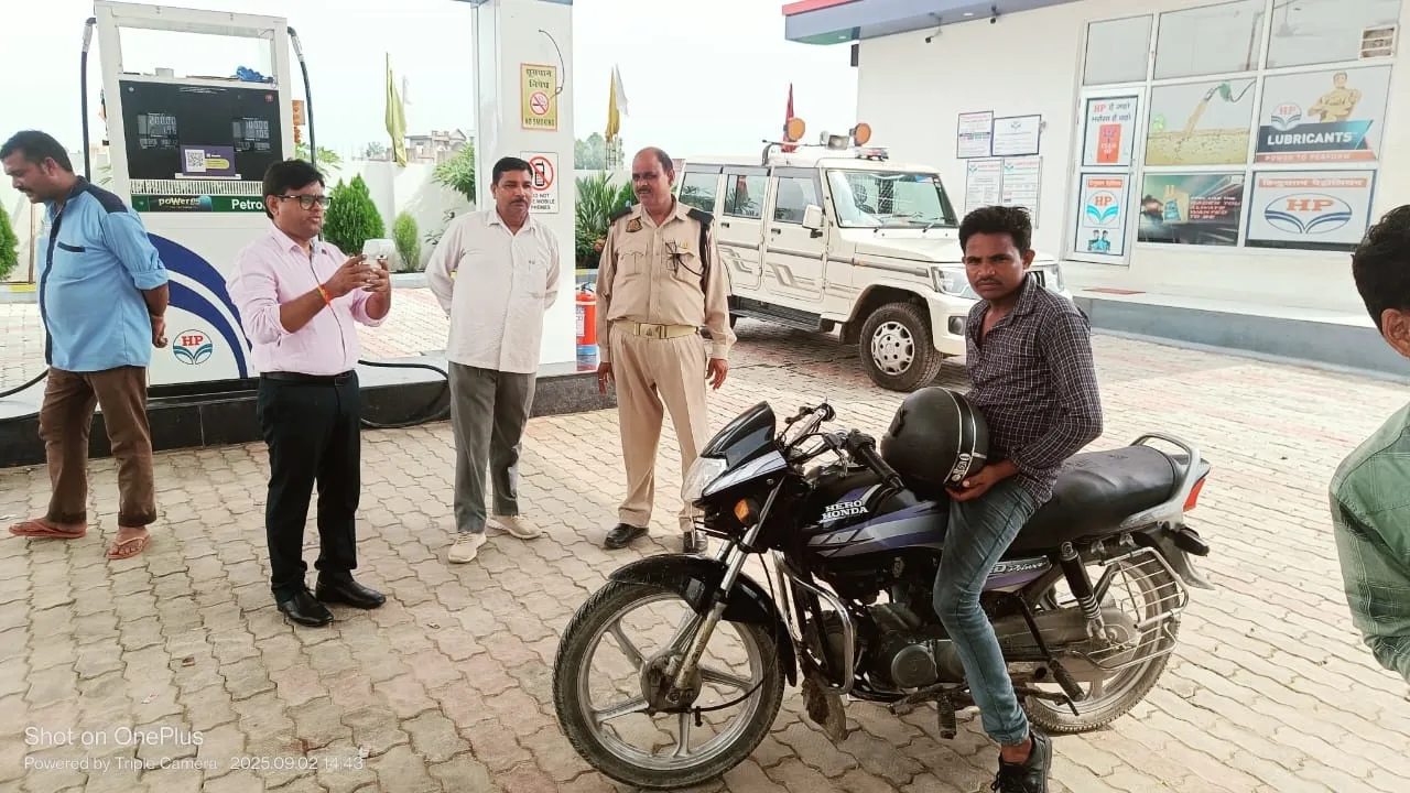 No helmet no fuel: बाराबंकी में 18 दोपहिया वाहनों का हुआ चालान, डग्गामार बस सीज