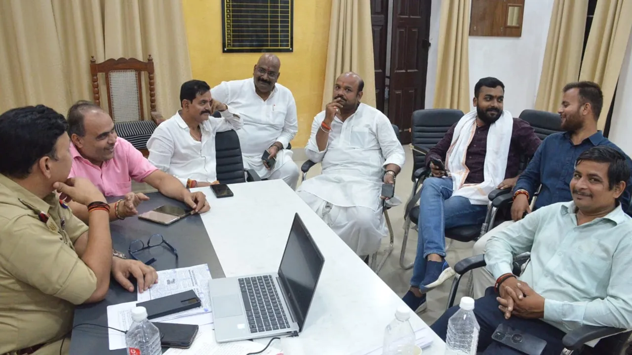 कानपुर : गाड़ी लड़ने पर भाजपा नेता से मारपीट, थाने में माफीनामा