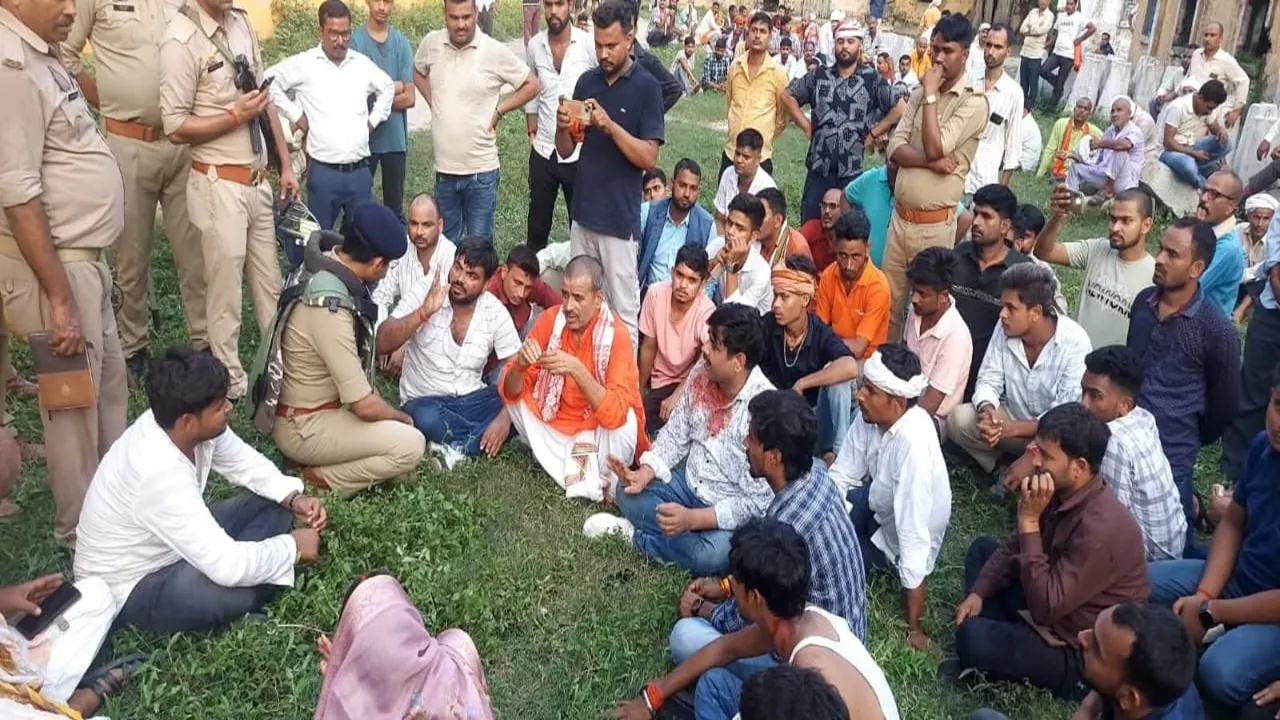 गोंडा में जीएसटी बदलाव बैठक में खूनी संघर्ष:  विधायक और ब्लाक प्रमुख समर्थकों में जमकरे चले पत्थर, कई घायल