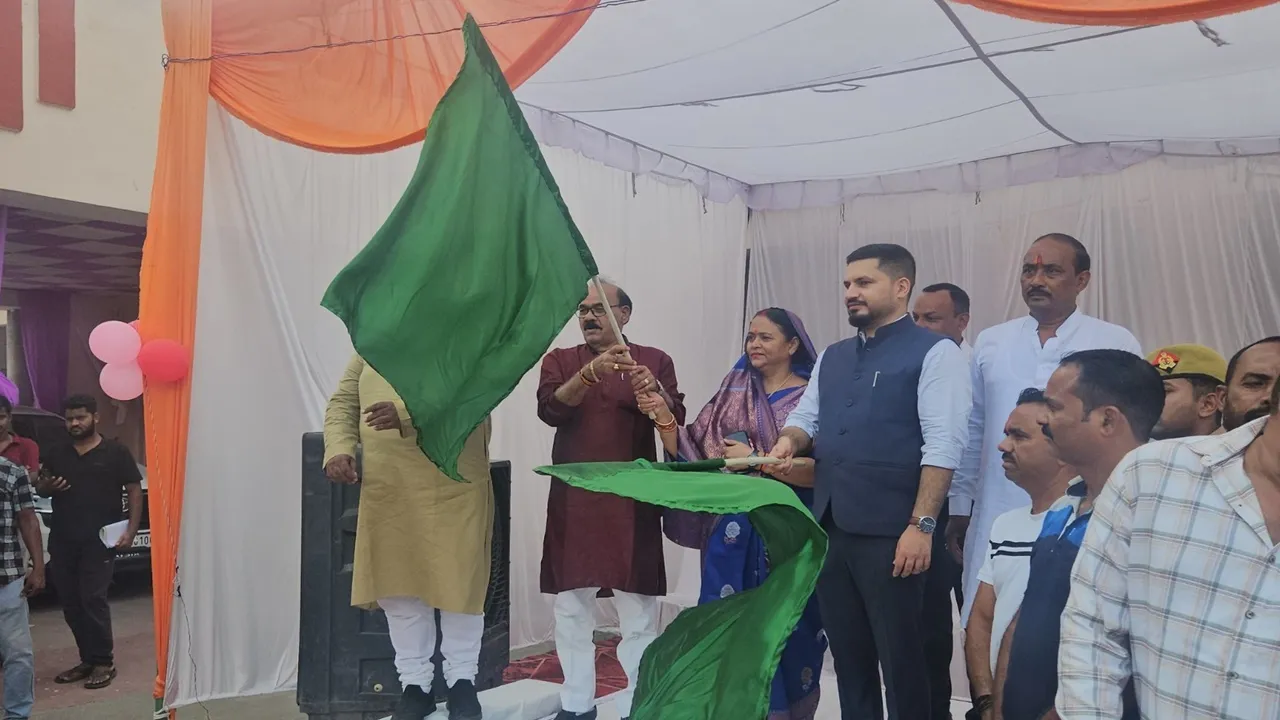 बाराबंकी: 15 नई हॉपर टिपर डम्परों को जिलाधिकारी ने दिखाई हरी झंडी, न्यू इंडिया@2047” प्रदर्शनी का भी किया अवलोकन