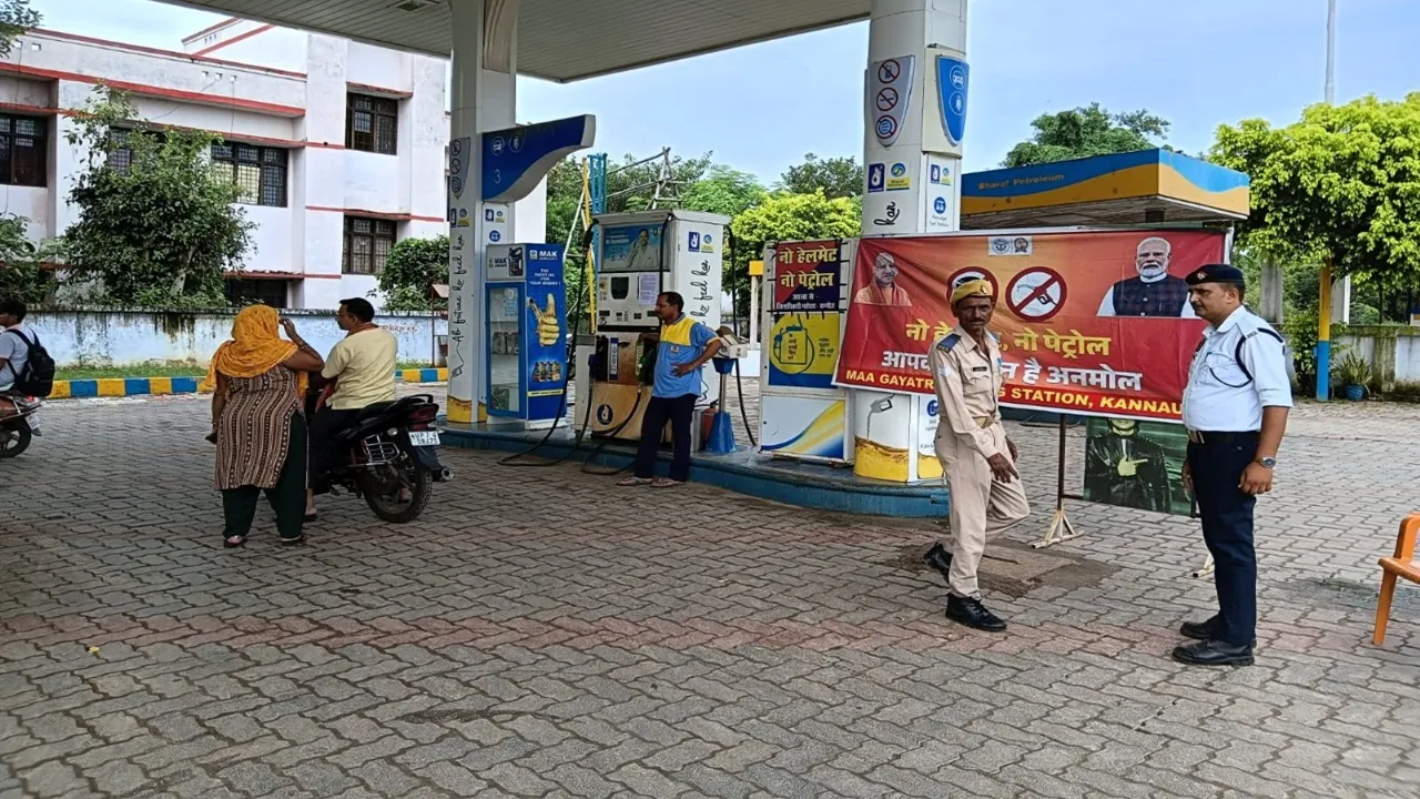 No helmet, No fuel: नहीं मिला बिना हेलमेट के पेट्रोल, पंप पर यातायात लगाए गए सिपाही