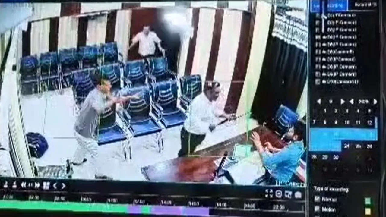सीतापुर: नाराज शिक्षक ने बीएसए को बेल्ट से पीटा, मोबाइल व अन्य सामान तोड़, देखें वीडियो