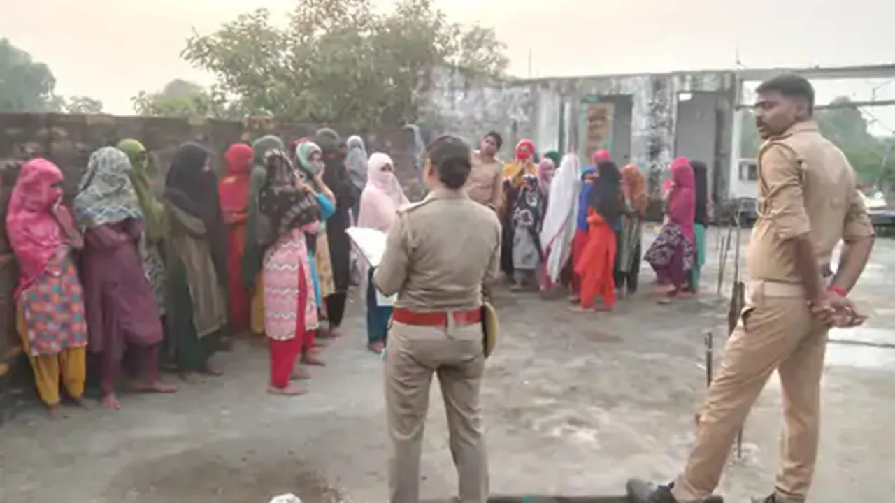 Bahraich News:  मदरसे पर जब पड़ा अचानक छापा, तो शौचालय में बंद पायी गईं 40 नाबालिग छात्राएं, जांच शुरू 