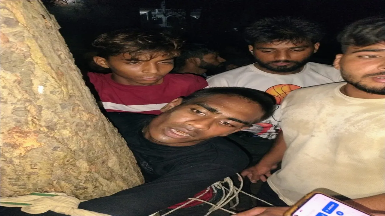 गोंडा न्यूज:  चोरी की अफवाह में विक्षिप्त युवक को पेड़ से बांधकर पीटा, पुलिस ने बचाई जान