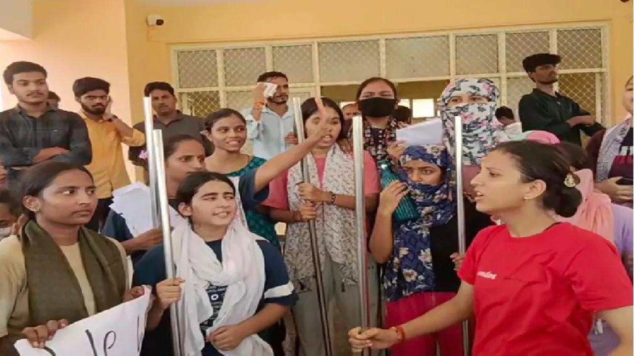 गोंडा न्यूज: राजकीय इंजीनियरिंग कालेज में अव्यवस्थाओं का अंबार, छात्र-छात्राओं ने किया प्रदर्शन