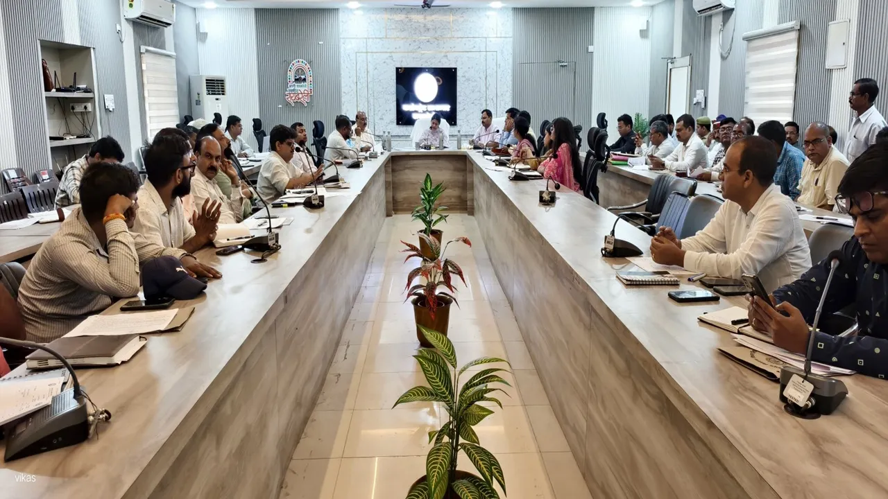 UP News: डीएम ने डीसी मनरेगा और युवा कल्याण अधिकारी का रोका वेतन, सीएम डैशबोर्ड की प्रगति समीक्षा बैठक में हुई कार्रवाई