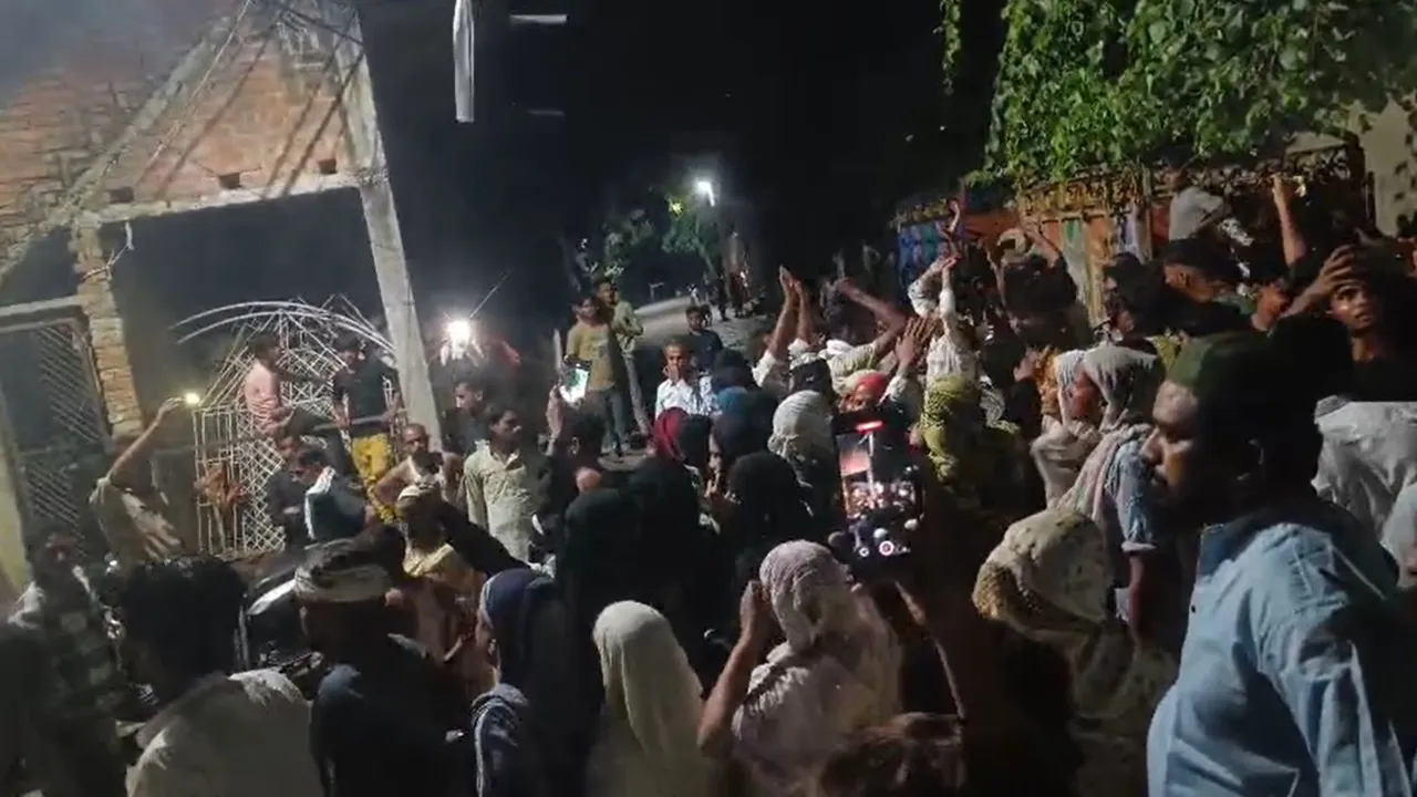 बाराबंकी: आई लव मोहम्मद बैनर गिराने पर हंगामा, गांव बना छावनी, पुलिस ने संभाले हालात, नौ नामजद गिरफ्तार  