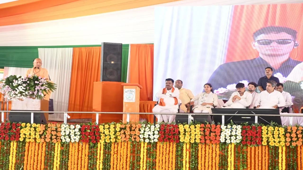 विकास में बाधा डालने वाले और दंगाई अब छांगुर बाबा जैसा अंजाम भुगतेंगे, बलरामपुर में बोले सीएम योगी