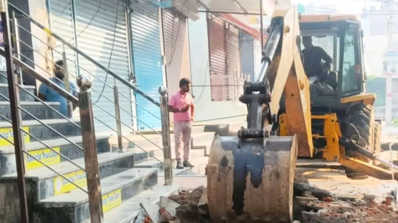 वाराणसी में चला बुलडोजर: सड़क चौड़ीकरण के लिए  तोड़े गए दुकान और मकान
