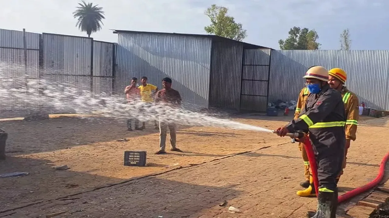 बिजनौर में बड़ा हादसा : पटाखा फैक्ट्री में विस्फोट, तीन श्रमिक घायल 