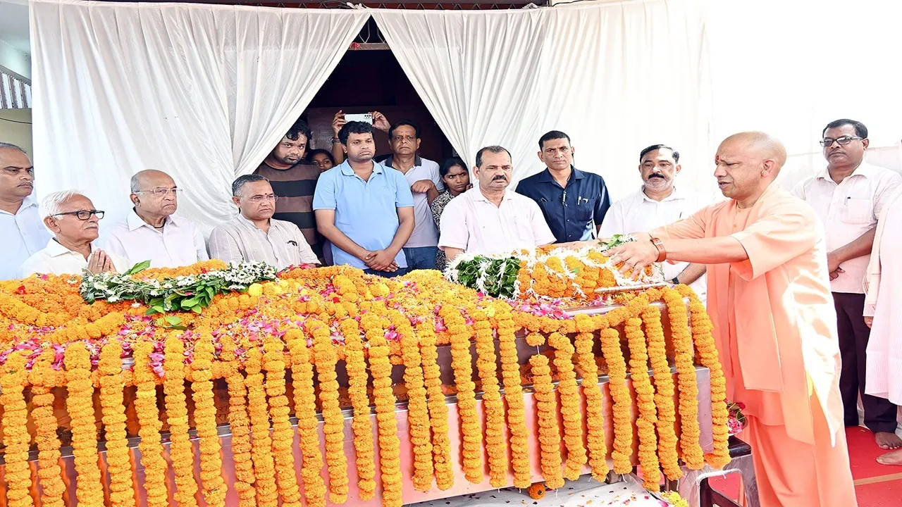  गोरखपुर: सीएम योगी ने पूर्व कुलपति प्रो. उदय प्रताप सिंह के पार्थिव शरीर पर अर्पित किये श्रद्धा सुमन
