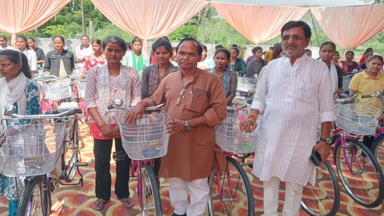 प्रतापगढ़ : स्नातक की 101 छात्राओं को भेंट की साइकिल, खिल उठे चेहरे, ग्राम प्रधान राजेंद्र बबऊ की इस पहल की हो रही सराहना