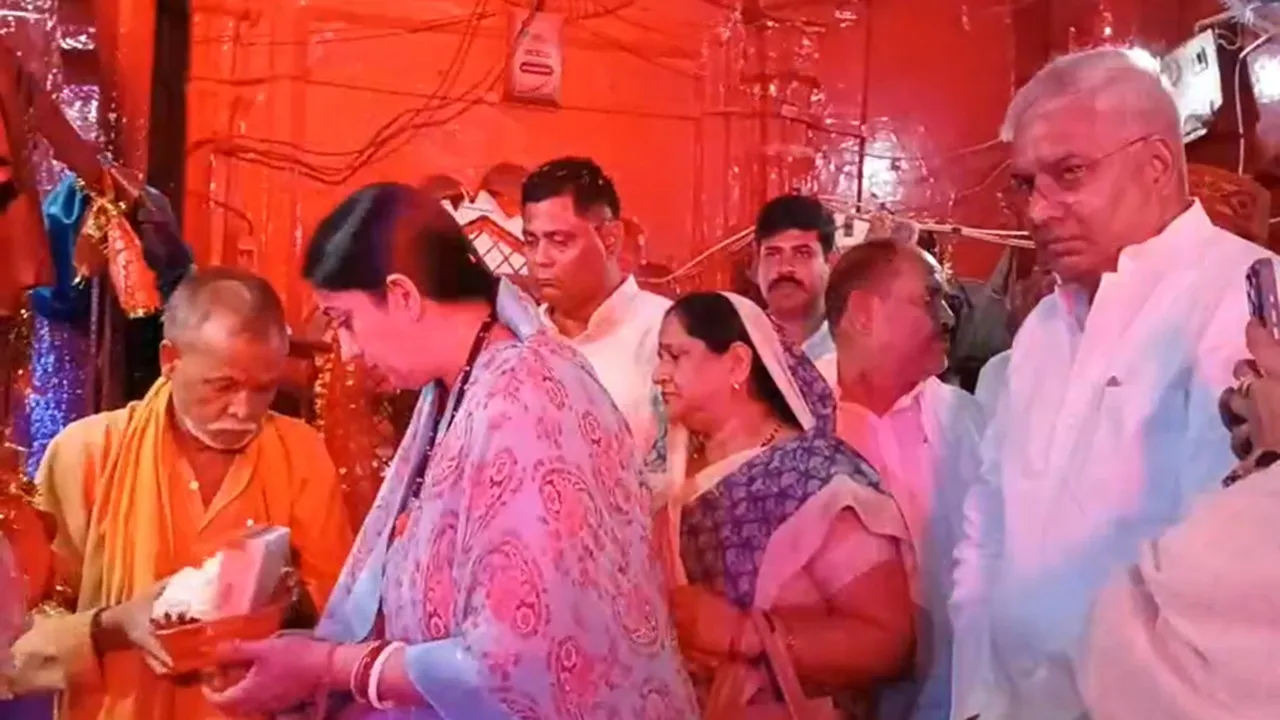 अमेठी पहुंची पूर्व सांसद स्मृति ईरानी, अहोरवा भवानी मंदिर में किया दर्शन-पूजन, कालिकन धाम के लिए रवाना 