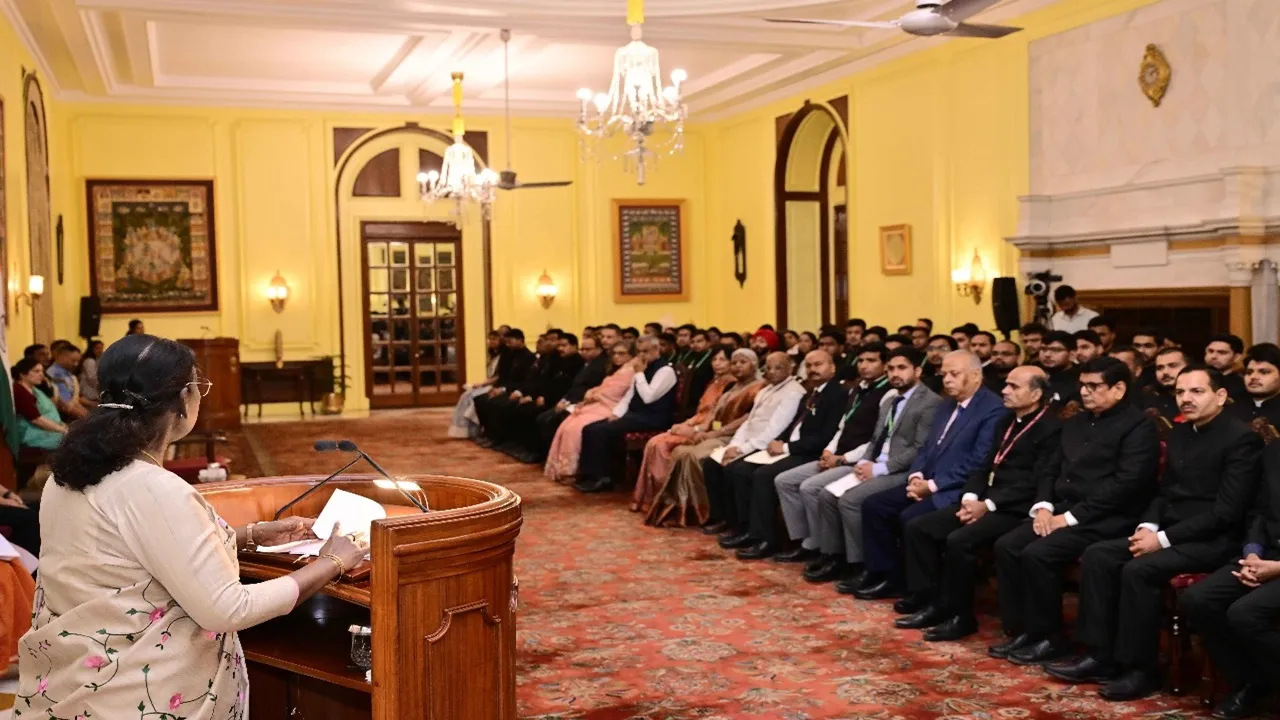 समृद्ध, मजबूत और समावेशी राष्ट्र के निर्माण में योगदान दे अधिकारी: राष्ट्रपति मुर्मू 