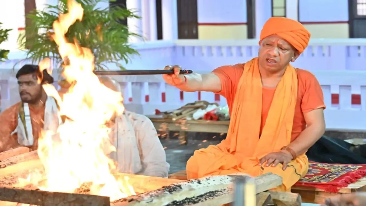 शारदीय नवरात्र : महानिशा पूजन कर सीएम योगी ने की लोकमंगल की प्रार्थना 