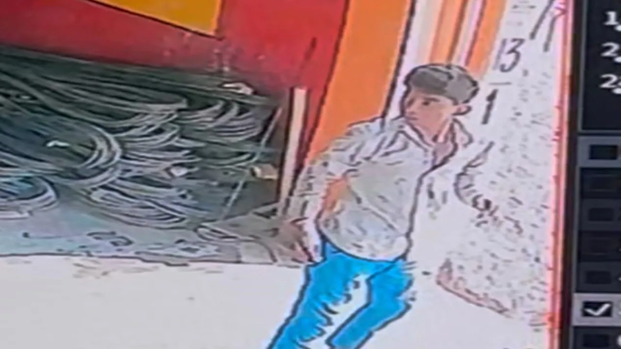बाराबंकी : थाने से कुछ दूरी पर बाइक से एक लाख नकद चोरी, सीसीटीवी फुटेज में कैद हुआ नाबालिग चोर