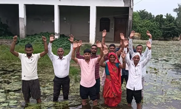 बाराबंकी : नाला पाटे जाने से सैकड़ों बीघा फसल जलमग्न, किसानों ने एसडीएम को सौंपा ज्ञापन