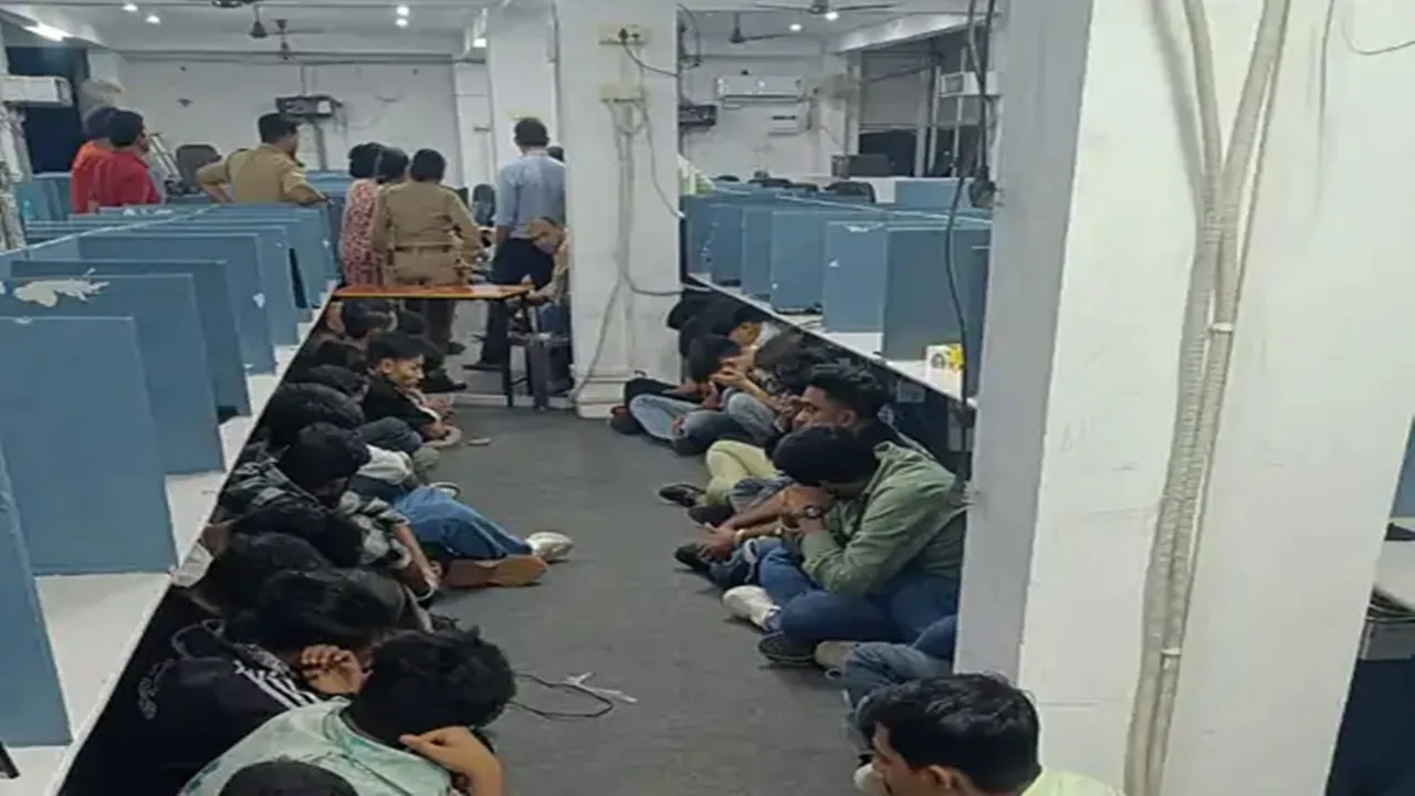 वाराणसी पुलिस ने अवैध कॉल सेंटर का किया भंडाफोड़, पुलिस हिरासत में 30 से अधिक लोग