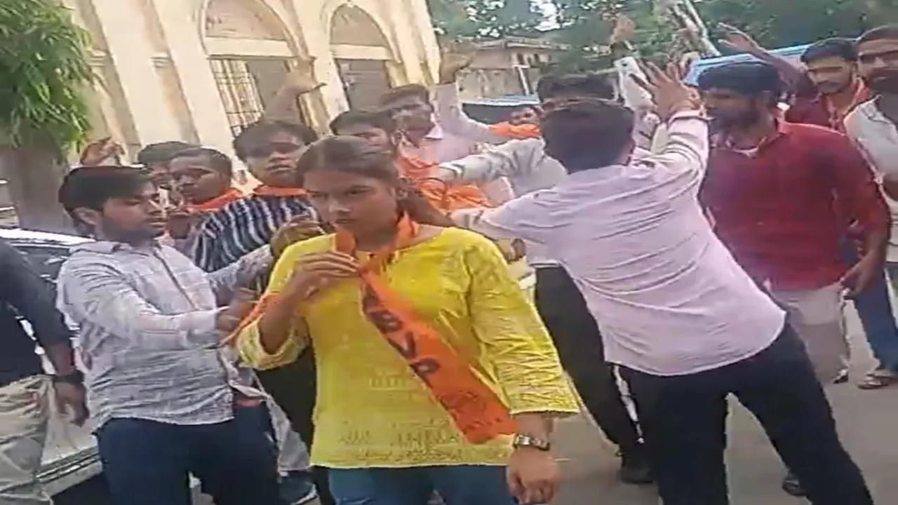 हरदोई: एबीवीपी कार्यकर्ताओं ने फूंका ओपी  राजभर का पुतला, कलेक्ट्रेट में दिया धरना 