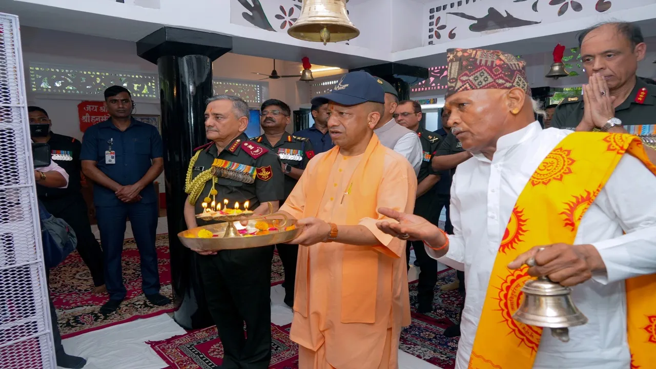 गोरखनाथ मंदिर पहुंचे सीडीएस अनिल चौहान, वार्षिक व्याख्यानमाला में हुए शामिल, कहा- आतंकवाद एक बड़ी चुनौती, लेकिन...