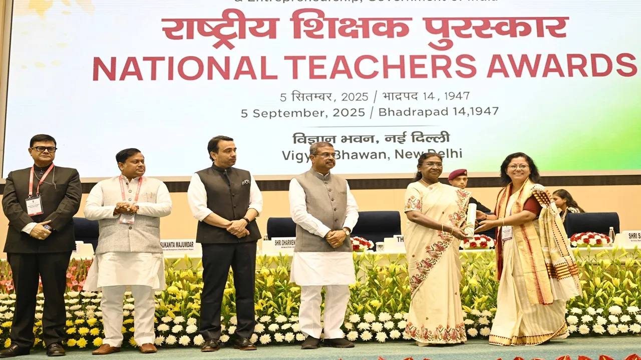 शिक्षक दिवस: राष्ट्रपति मुर्मु ने शिक्षकों का किया सम्मान, बोलीं – बेटियों की शिक्षा और स्मार्ट शिक्षक से भारत बनेगा महाशक्ति 