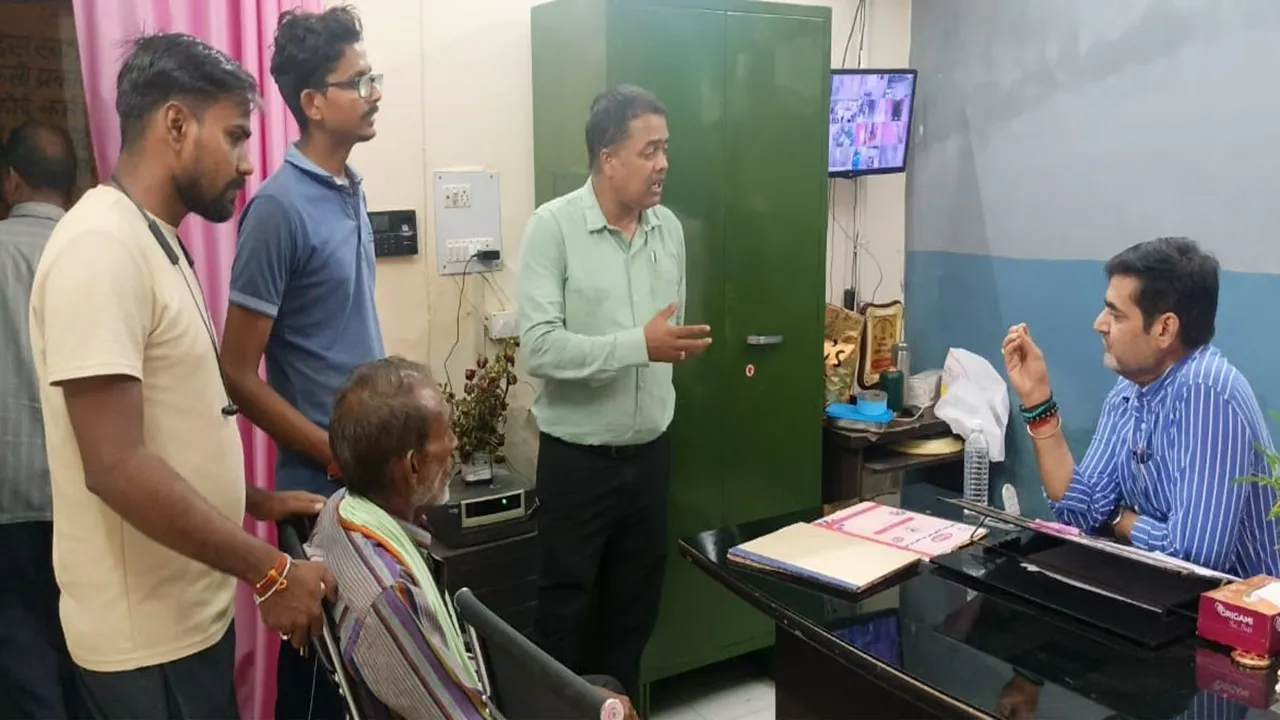 Barabanki News:  ऑक्सीजन खत्म, सिलिंडर न बदले जाने से बुजुर्ग की मौत, परिजनों ने सीएचसी पर लगाया लापरवाही का आरोप